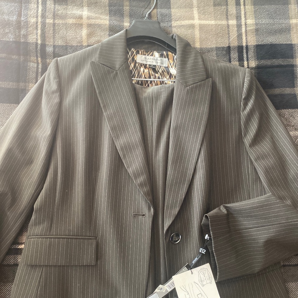 Tahari Womens Dress Blazer and pants. Size 12